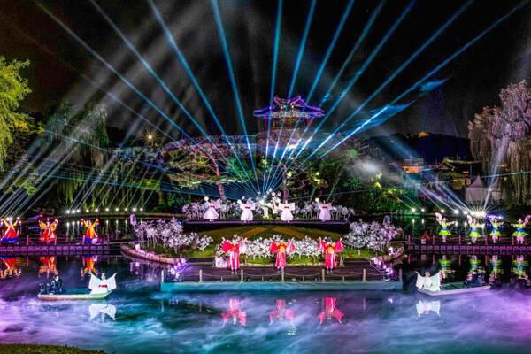 지난해 수원화성문화제 중 용연에서 수중 퍼포먼스를 선보이는 ‘선유몽’ 공연 장면. 수원시 제공