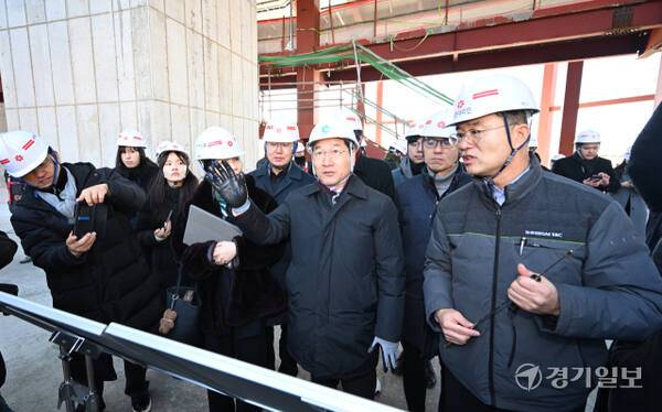유정복 인천시장이 13일 인천 서구 스타필드청라 건설현장을 방문해 사업 추진 상황을 점검하고 있다. 조병석기자