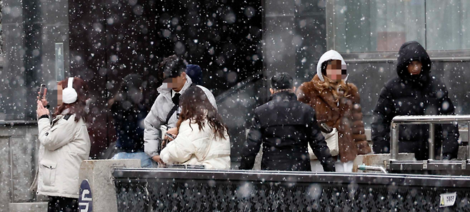 12일 서울 중구 충무로에 함박눈이 내리고 있다. [김호영 기자]