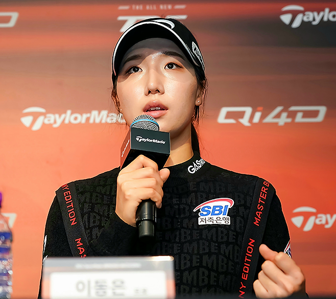이동은이 그랜드 워커힐서울에서 열린 테일러메이드 2026 신제품 드라이버 Qi4D 공개 행사를 통해 미국여자프로골프 LPGA투어 진출 소감 및 각오를 말하고 있다. 사진=프래드 제공