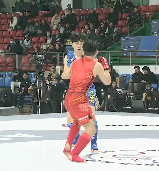 대한MMA총협회 김민건이 2026년 1월 제3회 아시아종합격투기협회 선수권대회 남자 현대 65㎏에서 대만의 황웨이하오를 상대하고 있다. 김민건은 은메달, 황웨이하오는 동메달을 땄다. 종합격투기는 제20회 일본 아이치-나고야 하계아시안게임 정식 종목으로 치러진다. 사진=AMMA