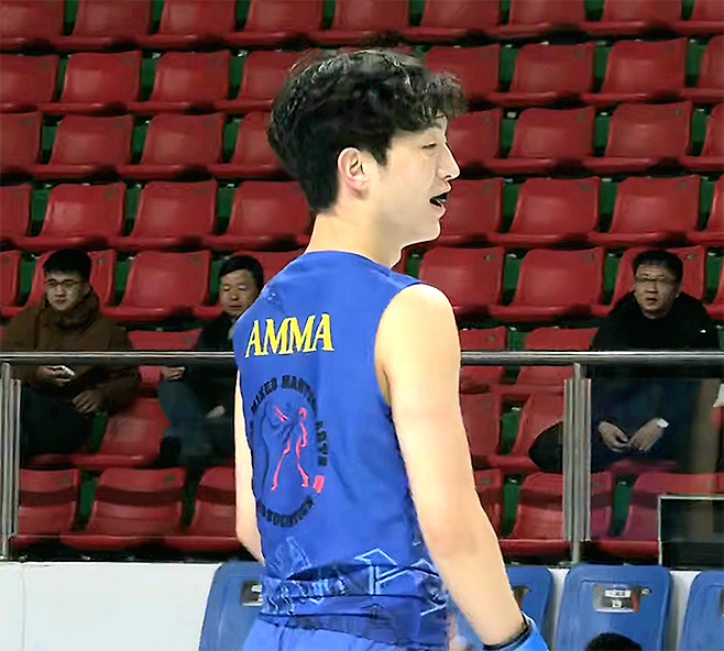 대한MMA총협회 김민건이 2026년 1월 제3회 아시아종합격투기협회 선수권대회 남자 현대 65㎏에서 대만의 황웨이하오를 KO로 꺾은 후 기뻐하고 있다. 김민건은 은메달, 황웨이하오는 동메달을 땄다. 종합격투기는 제20회 일본 아이치-나고야 하계아시안게임 정식 종목이다. 사진=AMMA