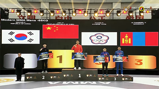 대한MMA총협회 김민건(왼쪽)이 2026년 1월 중국 쓰촨성 루저우시 제3회 아시아종합격투기협회 선수권대회 남자 현대 65㎏ 은메달 시상식에 참가하고 있다. 종합격투기는 9월 20~22일 제20회 일본 아이치-나고야 하계아시안게임 정식 종목으로 치러진다. 사진=AMMA