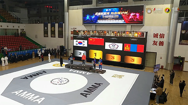 대한MMA총협회 김민건(왼쪽)이 2026년 1월 중국 쓰촨성 루저우시 제3회 아시아종합격투기협회 선수권대회 남자 현대 65㎏ 은메달 시상식에 참가하고 있다. 종합격투기는 9월 20~22일 제20회 일본 아이치-나고야 하계아시안게임 정식 종목으로 치러진다. 사진=AMMA