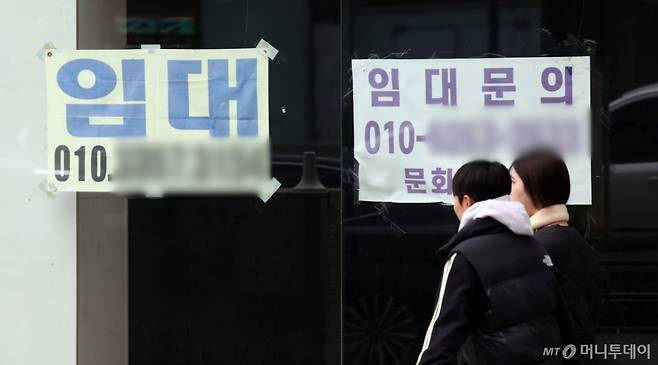 (서울=뉴스1) 김명섭 기자 = 서울신용보증재단이 발간한 '2025 서울시 소상공인 생활백서'에 따르면  서울시 소상공인들의 창업 준비기간은 평균 약 12(11.9)개월, 초기 투자금은 약 1억 원에 달하는 것으로 조사됐다. 그러나 경기침체와 매출 부진으로 5명 중 1명은 폐업을 고민 중인 것으로 나타났다. 사진은 26일 서울 종로의 한 상가에 걸린 임대 현수막 모습.  2025.11.26/뉴스1  Copyright (C) 뉴스1. All rights reserved. 무단 전재 및 재배포,  AI학습 이용 금지. /사진=(서울=뉴스1) 김명섭 기자