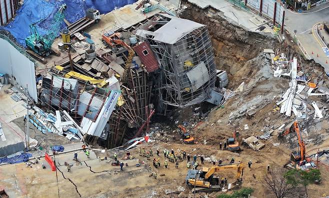 광명 신안산선 건설사고조사위원회(사조위)가 사고 원인에 대한 추가 검증을 위해 조사 기간을 4월까지 연장했다. 사진은 지난해 4월 경기 광명시 일직동 신안산선 복선전철 5-2공구 붕괴 현장 모습. /사진=뉴스1