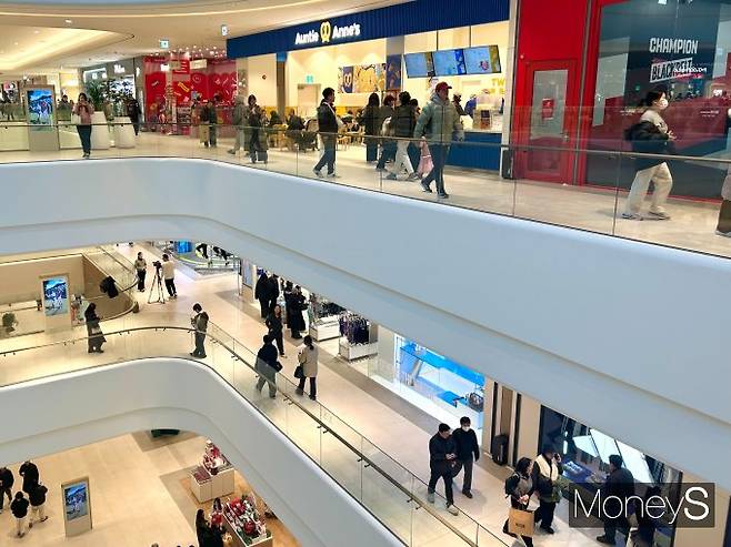 최근 오픈 한 달을 맞은 '스타필드 빌리지 운정'은 주말 일평균 방문객 규모가 약 4만명에 이른다. 사진은 지난해 12월3일 스타필드 빌리지 운정을 찾은 방문객들의 모습. /사진=고현솔 기자