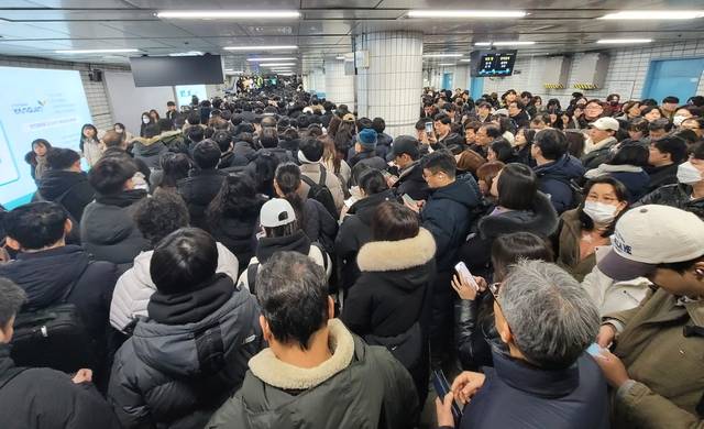 지하철역 ‘북새통’  : 서울 시내버스 노조가 무기한 전면 파업에 들어간 13일 오전 출근길 시민들이 지하철로 몰리면서 서울지하철 2·4호선 환승역인 서울 동작구 사당역 내부가 북새통을 이루고 있다. 문호남 기자