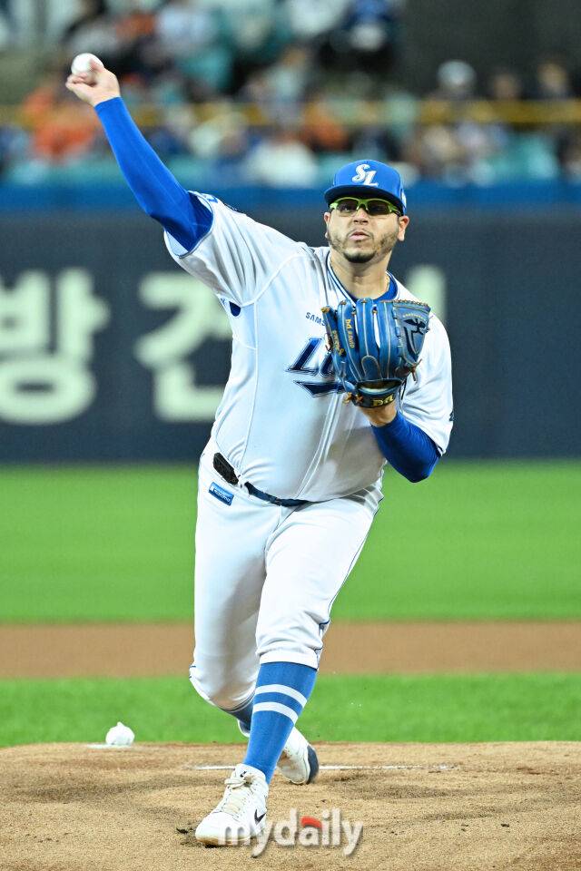 21일 대구 삼성라이온즈파크에서 열린 '2025 신한 SOL BANK KBO 포스트 시즌' 삼성 라이온즈와 한화 이글스 플레오이프(PO) 3차전 경기. 삼성 선발 후라도가 힘차게 투구하고 있다./마이데일리