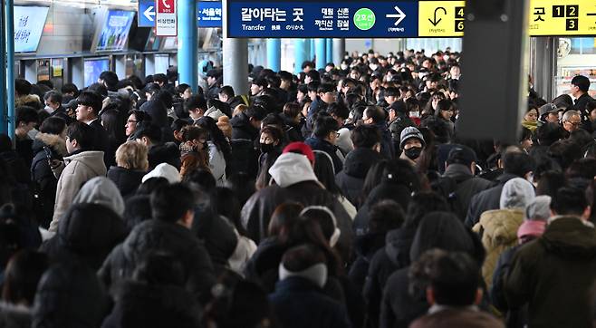 서울 시내버스 노동조합이 전면파업에 돌입한 13일 오전 서울 구로구 신도림역 지하철 1호선 승강장이 출근하는 시민들로 붐비고 있다.  임세준 기자