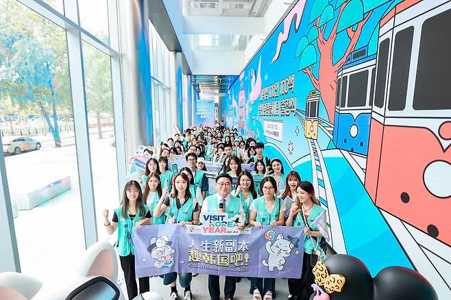 서울 청계천 하이커그라운드를 찾은 중국 청년 대학생들