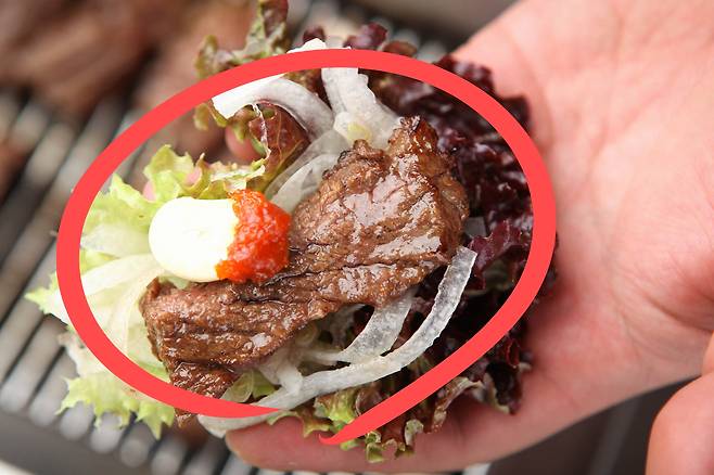 채소 쌈 위에 올려진 소고기.[게티이미지뱅크]