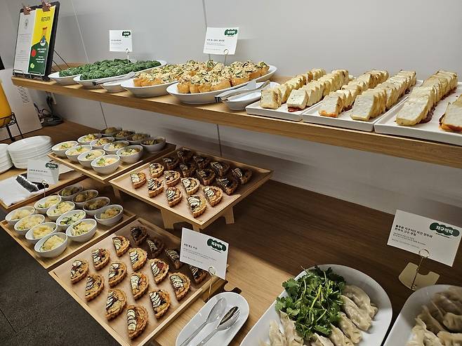 지난해 서울 성동구 헤이그라운드에서 진행된 ‘지구식탁 토크콘서트’에서 제공한 저탄소 음식이 접시에 담겨 있다. 김광우 기자.