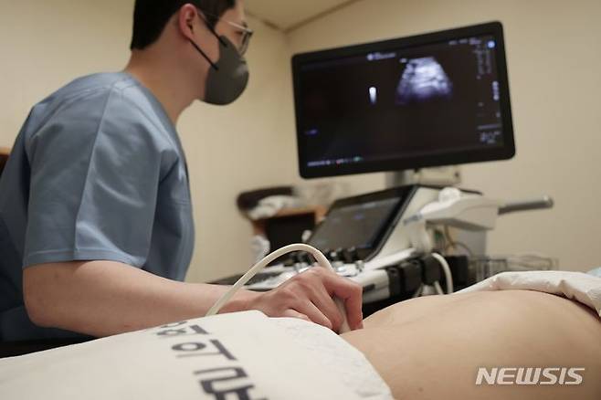 [서울=뉴시스] 사진은 크론병, 궤양성 대장염 등 만성 염증성 장질환 진단에 활용되는 장내 초음파를 시행하는 모습. (사진= 강동경희대병원 제공) 2023.07.18. photo@newsis.com.