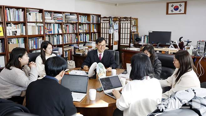 [서울=뉴시스] 김혜진 기자 = 장상훈 국립민속박물관장이 지난 7일 오후 서울 종로구 국립민속박물관에서 라운드 인터뷰를 하고 있다. 2026.01.13. jini@newsis.com