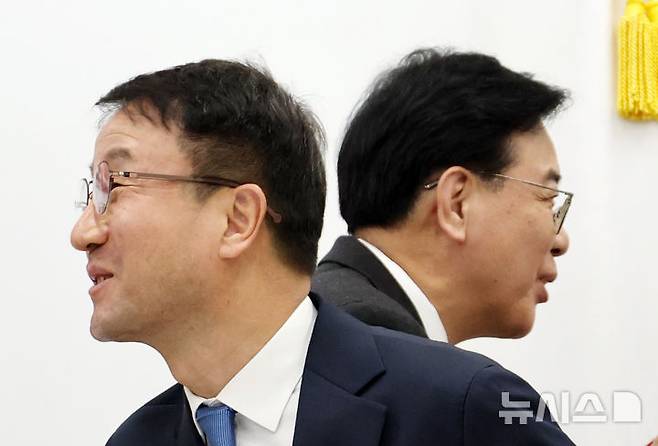[서울=뉴시스] 조성봉 기자 = 한병도 신임 더불어민주당 원내대표와 송언석 국민의힘 원내대표가 12일 국회 국민의힘 원내대표실에서 만나 악수한 후 스쳐 지나가고 있다. (공동취재) 2026.01.12. photo@newsis.com