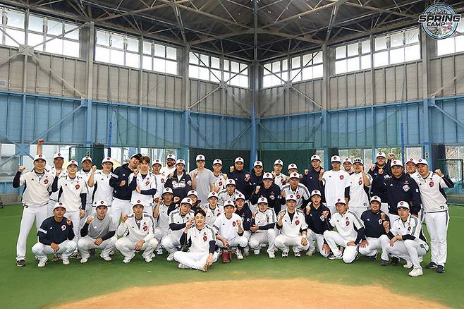 [서울=뉴시스] 추상철 기자 = 3일 일본 미야자키 소켄스타디움에서 이승엽 두산베어스 감독을 비롯한 선수들이 '2025 스프링캠프'를 마치고 기념촬영을 하고 있다. (사진= 두산베어스 제공) 2025.03.03. photo@newsis.com *재판매 및 DB 금지