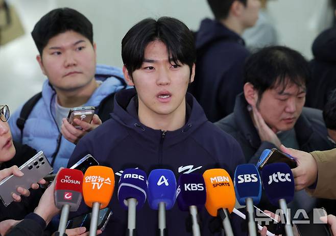 [인천공항=뉴시스] 홍효식 기자 = 대한민국 야구국가대표팀 김도영이 9일 미국령 사이판에서 열리는 2026 월드베이스볼클래식(WBC) 1차 캠프 전지훈련에 참가하기 위해 인천국제공항 제1터미널에서 인터뷰하고 있다. 2026.01.09. yesphoto@newsis.com