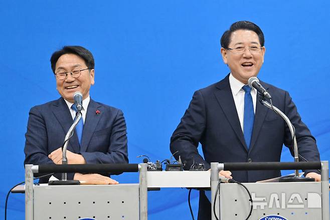 [광주=뉴시스] 이영주 기자 = 강기정(왼쪽) 광주시장과 김영록 전남도지사가 9일 오후 광주 서구 김대중컨벤션센터에서 열린 광주·전남 행정통합 시도민 보고회에 참석해 미소짓고 있다. 2026.01.09. leeyj2578@newsis.com