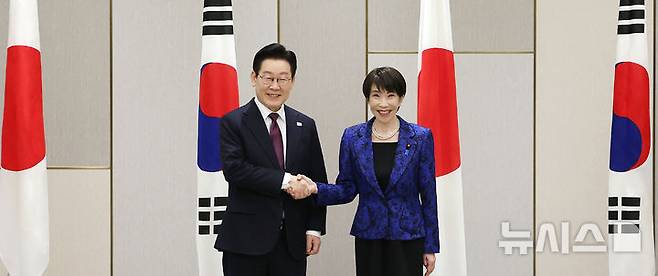 [나라=뉴시스] 고범준 기자 = 이재명 대통령과 다카이치 사나에 일본 총리가 13일(현지 시간) 나라현 회담장에서 한일 확대 정상회담 기념촬영을 하고 있다. 2026.01.13. bjko@mewsis.com