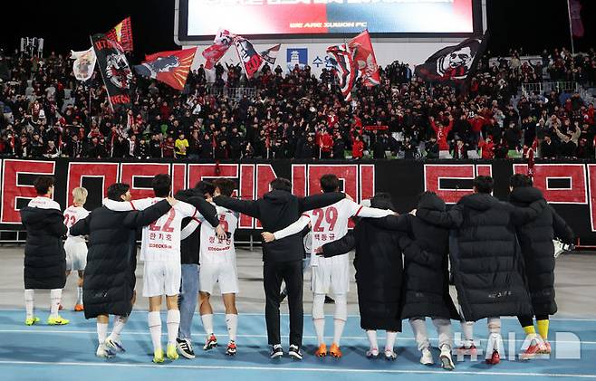 [수원=뉴시스] 이영환 기자 = 8일 오후 수원 장안구 수원종합운동장에서 열린 K리그1 수원FC와 K리그2 부천FC의 승강 플레이오프(PO) 2차전 경기 3-2로 승리해 K리그1 승격에 성공한 부천 선수들이 기뻐하고 있다. 2025.12.08. 20hwan@newsis.com