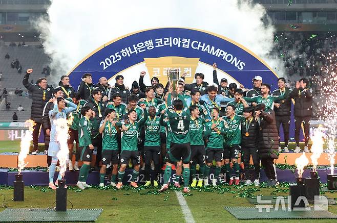 [서울=뉴시스] 권창회 기자 = 6일 오후 서울 마포구 서울월드컵경기장에서 열린 광주FC와 전북현대의 2025 하나은행 코리아컵 결승전에서 우승한 전북현대 선수들이 우승컵을 들어올리고 있다. 2025.12.06. kch0523@newsis.com