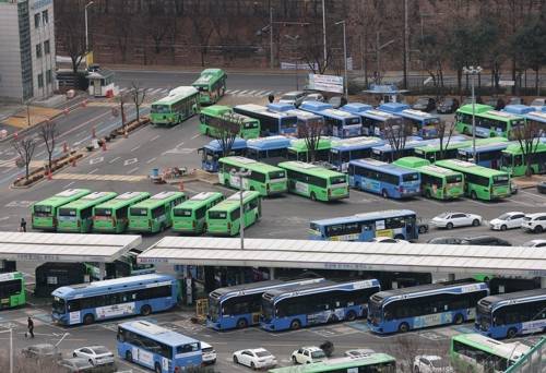 파업 하루 앞둔 서울 시내버스 차고지 오는 13일로 예고된 서울시 시내버스 파업을 하루 앞둔 12일 서울의 한 버스공영차고지에 서울 시내 버스들이 주차되어 있다. 2026.1.12 [연합뉴스 제공]