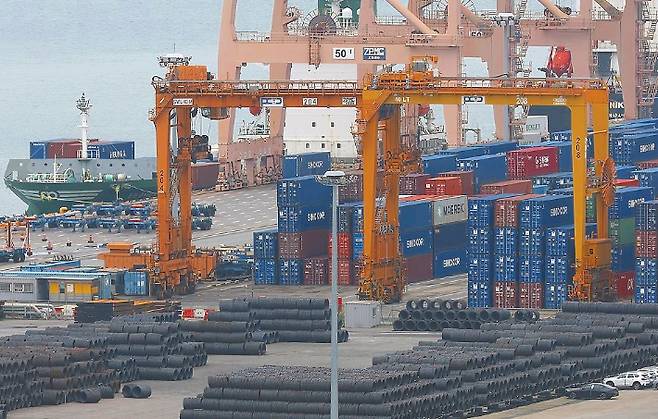 기도 평택시 평택항에 철강 제품이 쌓여 있다. 연합뉴스