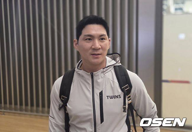 [OSEN=인천공항, 한용섭 기자] 프로야구 LG 트윈스 오지환이 12일 스프링캠프 선발대로 미국으로 떠났다. /orange@osen.co.kr