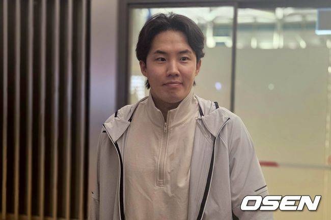 [OSEN=인천공항, 한용섭 기자]LG 트윈스 임찬규는 12일 인천공항을 통해 미국 애리조나주 스프링캠프지로 선발대로 출국했다.  /orange@osen.co.kr