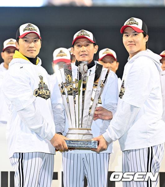 [OSEN=잠실, 민경훈 기자] 2025 시즌 통합 우승을 거머쥔 LG 트윈스가 1일 오후 서울 잠실야구장에서 ‘한국시리즈 통합우승 IN 잠실' 행사를 가졌다.이날 행사에는 팬들을 위한 트로피 퍼포먼스, 선수단 그라운드 행진, 비하인드 스몰토크, 선수단 샴페인 샤워, 이벤트 매치 등 다양한 프로그램이 펼쳐졌다.잠실구장에서 LG 박해민, 염경엽 감독, 임찬규가 트로피를 들며 통합 우승 세리머니가 펼쳐지고 있다. 2025.11.01 /rumi@osen.co.kr