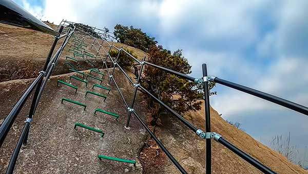 불암산 암릉에 설치된 ㄷ자형 철근. 사진 디시인사이드 등산 갤러리