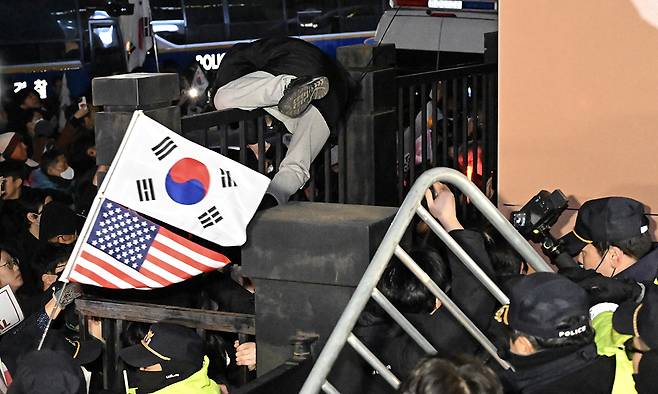 내란 우두머리 혐의로 체포된 당시 윤석열 대통령의 영장실질심사가 열린 지난 2025년 1월 18일 서울 마포구 서울서부지방법원에서 윤 대통령 지지자들이 법원 담장을 넘고 있다. 뉴스1