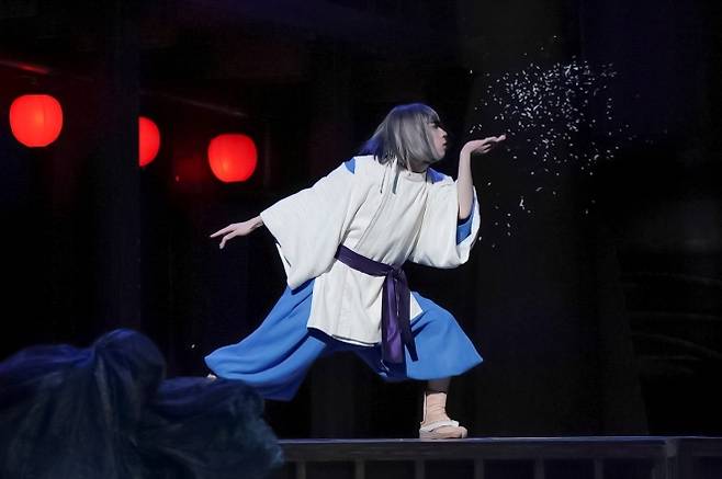 연극 ‘센과 치히로의 행방불명’은 일본 애니메이션 거장 미야자키 하야오 감독의 동명 애니메이션을 충실하게 옮겼다. 마녀 유바바의 제자인 하쿠(사진) 등 캐릭터와 서사 흐름, 의상이 원작과 높은 일치율을 보인다. 도호 제공