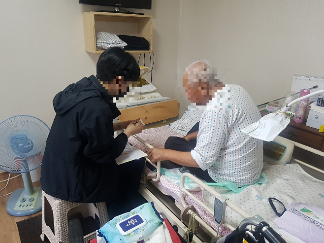 거동이 불편한 어르신 등을 대상으로 통합돌봄하는 모습. 제주도 제공