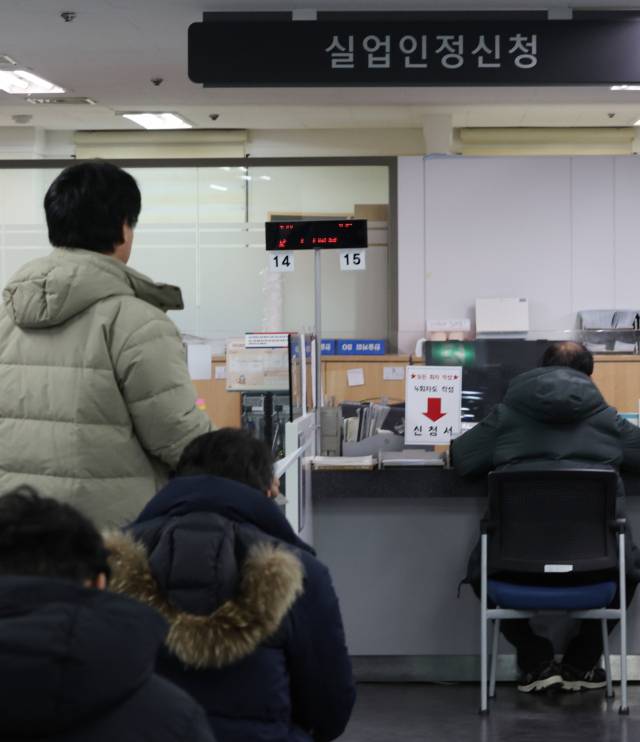 지난달 31일 서울 마포구 서울서부고용복지플러스센터 방문객들이 실업급여 상담 순서를 기다리고 있다. 연합뉴스