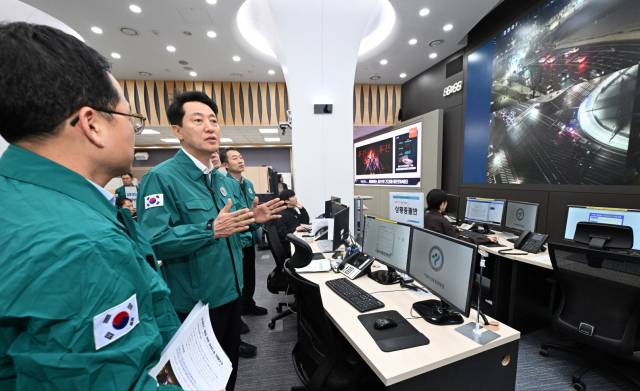 오세훈 서울시장이 13일 새벽 재난안전상황실을 찾아 비상수송대책을 점검하고 있다. 사진제공=서울시