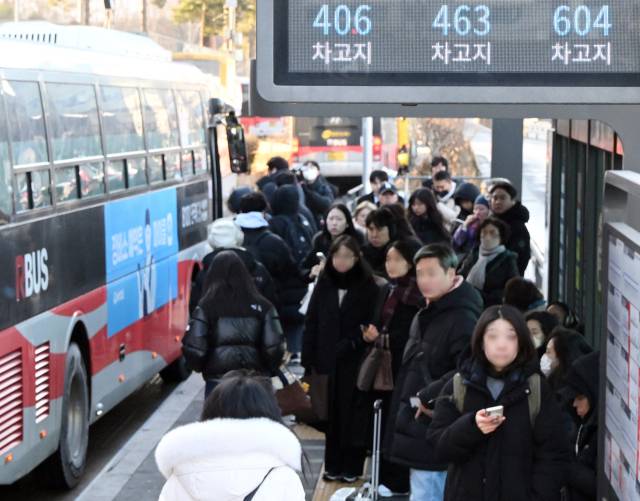 서울시 시내버스 노동조합이 무기한 파업에 돌입한 13일 서울역버스환승센터에서 시민들이 발을 동동거리며 출근길 버스를 기다리고 있다. 버스노조는 10시간 넘게 이어진 마라톤 협상에도 합의점을 찾지 못하면서 이날 오전 4시부터 운행을 멈췄다. 오승현 기자