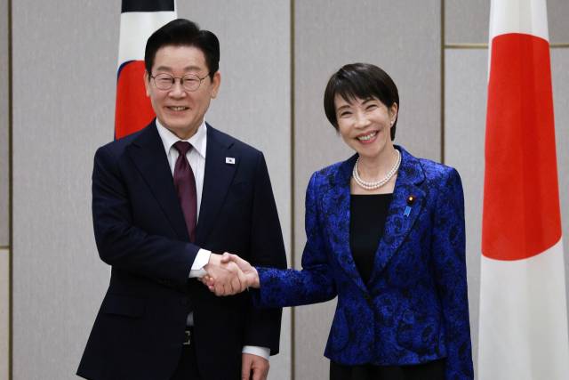 이재명 대통령과 다카이치 사나에 일본 총리가 13일 일본 나라현 정상회담장에서 확대 회담에 앞서 악수하고 있다. 연합뉴스