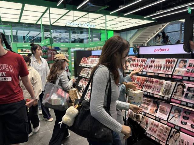 홍대 앞 올리브영 매장을 찾은 중국인 관광객들. 연합뉴스