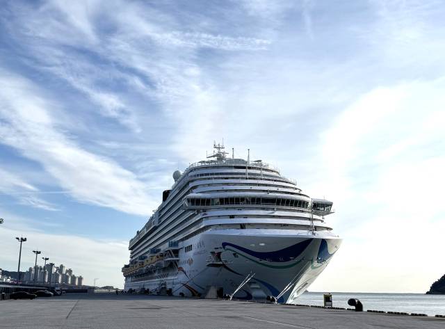 부산항 영도 크루즈터미널에 접안한 아도라 매직 시티호. 사진제공=BPA