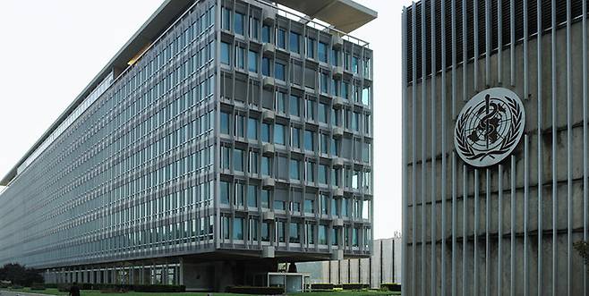 스위스 제네바에 위치한 세계보건기구(WHO) 건물. 오른쪽 건물에 아스클레피오스의 지팡이를 본뜬로고가 있다. 위키피디아