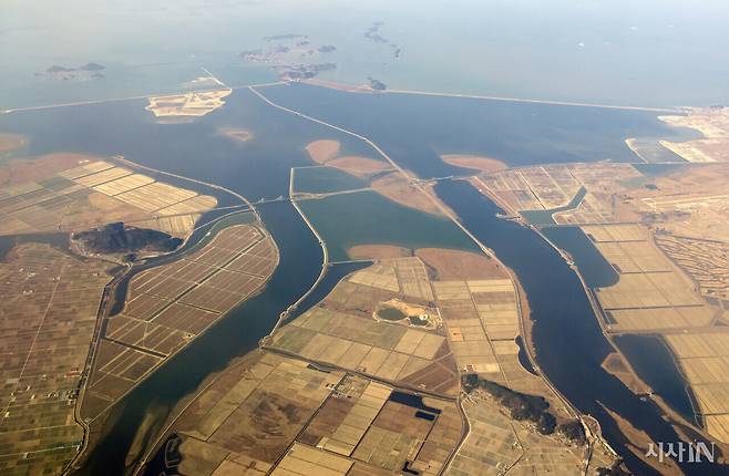 이재명 대통령이 “30년 동안 전체 면적의 40%밖에 매립을 못했다”라고 지적한 새만금 간척지의 모습. ⓒ시사IN 조남진