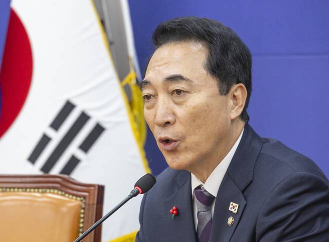 박수현 더불어민주당 수석대변인이 2025년 12월21일 국회에서 가진 기자간담회에서 정치권 현안관련 발언하고 있다. ⓒ연합뉴스