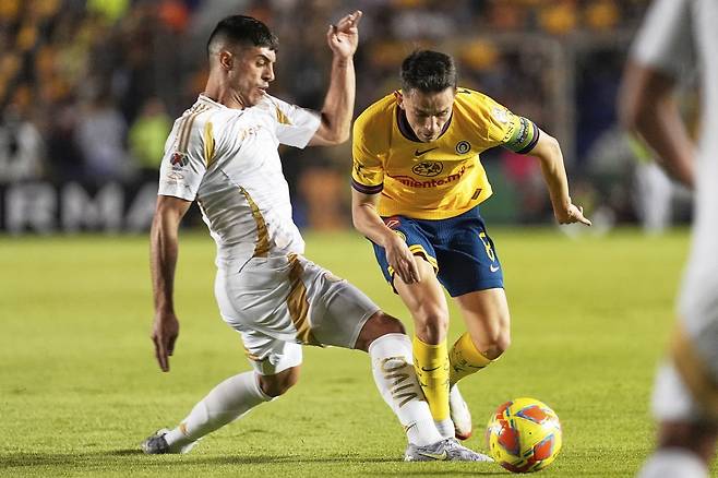 멕시코 매체들은 북중미월드컵을 앞두고 미드필더 알바로 피달고(오른쪽)의 멕시코 대표팀 발탁 여부에 촉각을 기울이고 있다. AP뉴시스