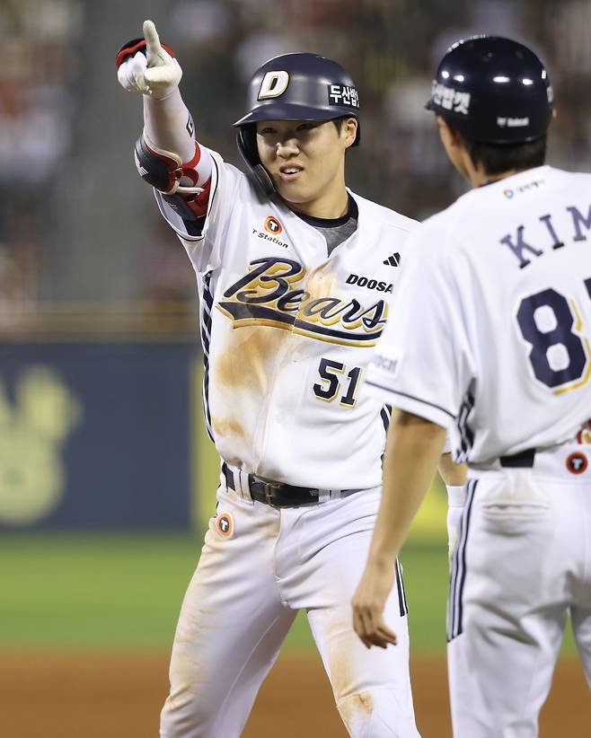 두산 조수행(왼쪽)은 첫 FA 계약 규모에 대한 부정적인 의견에 대해 “인식은 내가 바꿔야 한다”고 이를 악물었다. 사진제공ㅣ두산 베어스