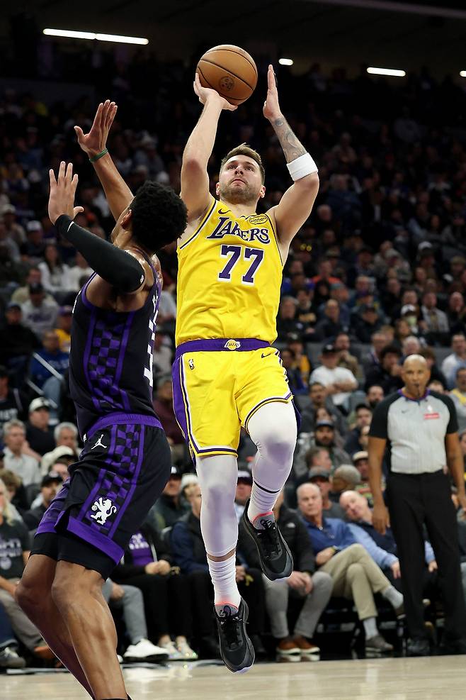 LA 레이커스 루카 돈치치가 13일 새크라멘토전에서 중거리슛을 던지고 있다. AFP연합뉴스