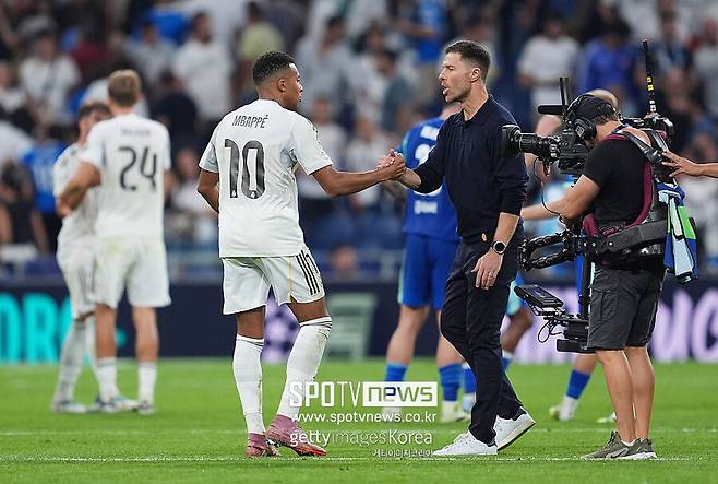 ▲ 'BBC'는 "비니시우스 주니오르의 부진이 파국의 서막이었다"고 진단하면서 “비니시우스는 자신의 폼이 떨어지자 새 감독을 탓했고, 엘 클라시코에서 교체되자 노골적으로 불만을 표출했다. 이후 그는 감독만 쏙 빼놓고 나머지 동료들에게만 사과하는 촌극을 빚기도 했다. 재계약 협상은 알론소의 거취가 결정될 때까지 중단됐다”라고 알렸다.