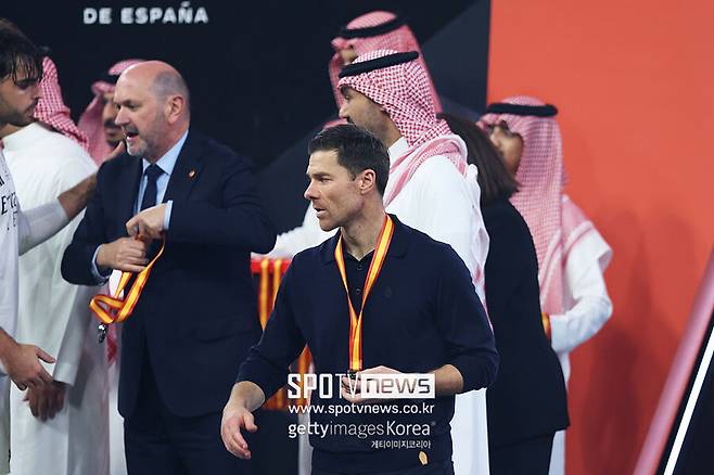 ▲ 'BBC'는 "비니시우스 주니오르의 부진이 파국의 서막이었다"고 진단하면서 “비니시우스는 자신의 폼이 떨어지자 새 감독을 탓했고, 엘 클라시코에서 교체되자 노골적으로 불만을 표출했다. 이후 그는 감독만 쏙 빼놓고 나머지 동료들에게만 사과하는 촌극을 빚기도 했다. 재계약 협상은 알론소의 거취가 결정될 때까지 중단됐다”라고 알렸다.