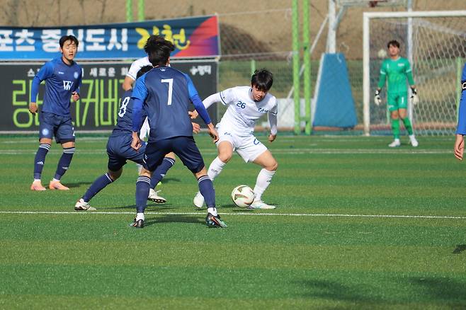 ▲ 저학년 대회인 1, 2학년 대학축구연맹전에는 K리그 구단 스카우트, 에이전트 등이 관전하는 모습이 많이 목격된다. ⓒ한국대학축구연맹